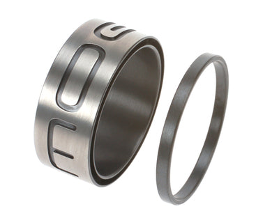 Titanium ring met uitgespaarde tekst “Moeder” en zichtbaar asreservoir, inclusief losse vulring