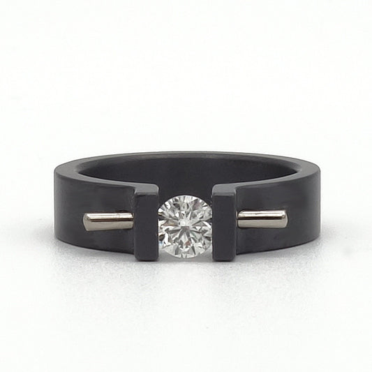 Moonrise Black zirkonium ring met 0,35 ct diamant en witgouden staafje onder de steen.