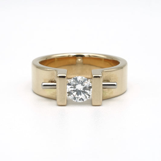 Moonrise solitair ring in 18 karaat geelgoud met een diamant van 0,52 ct in moderne zetting.
