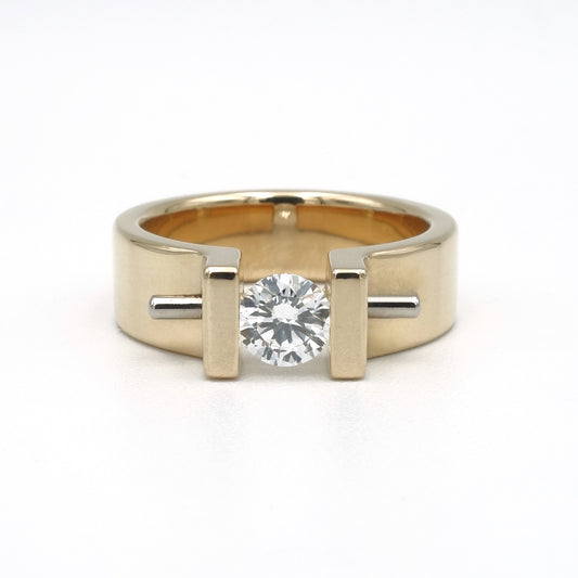 Moonrise solitair ring in 18 karaat geelgoud met een diamant van 0,52 ct in moderne zetting.