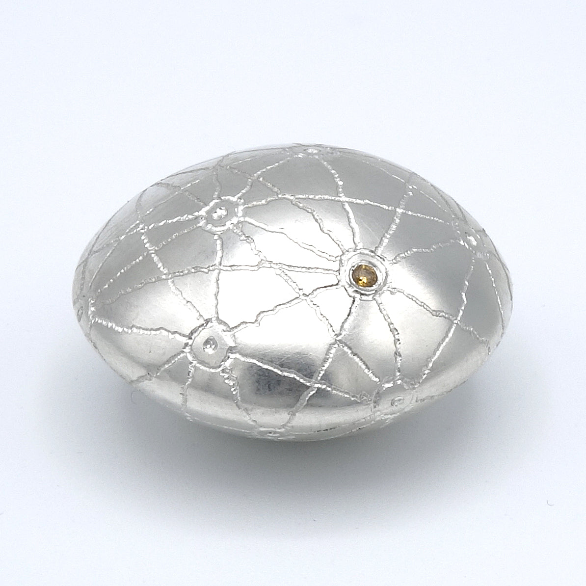 Zilveren pebble met mycelium-patroon en gele diamant, handgegraveerd en ovaal van vorm