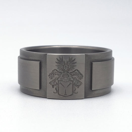 Moderne ring met familiewapen in titanium of staal, brede band met gravure