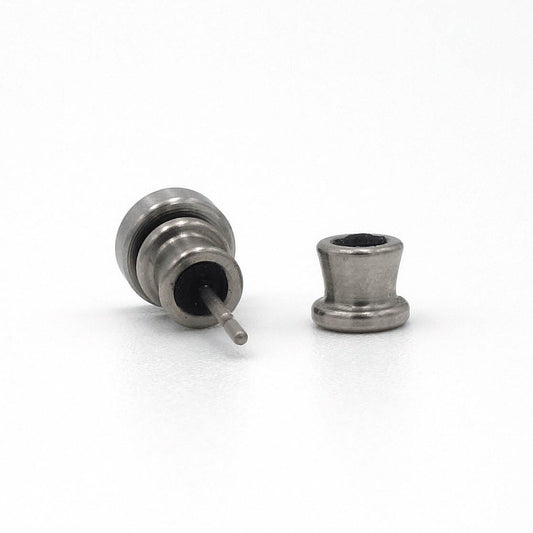 Set titanium oorbel achterkantjes, los en in elkaar geplaatst, op witte achtergrond