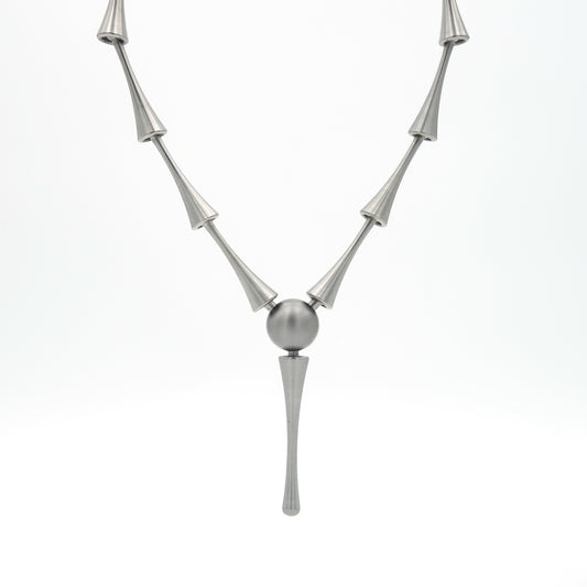 Titanium Pioncollier met centrale bal en lang eindstuk – symmetrische uitvoering genaamd Bal-Splitsing.