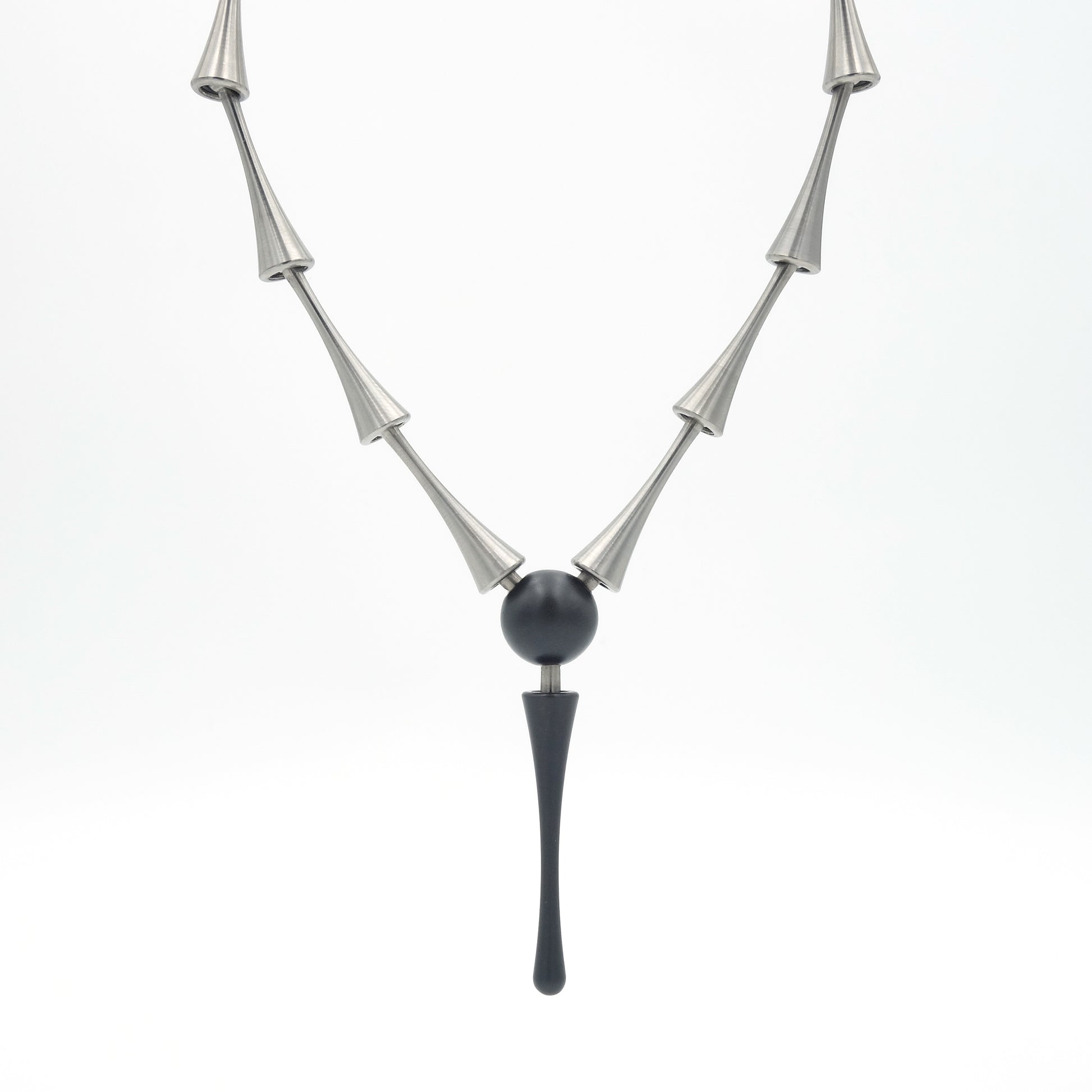 Pioncollier met centrale zirkonium bal en zwart eindstuk – symmetrische uitvoering genaamd Bal-Splitsing.