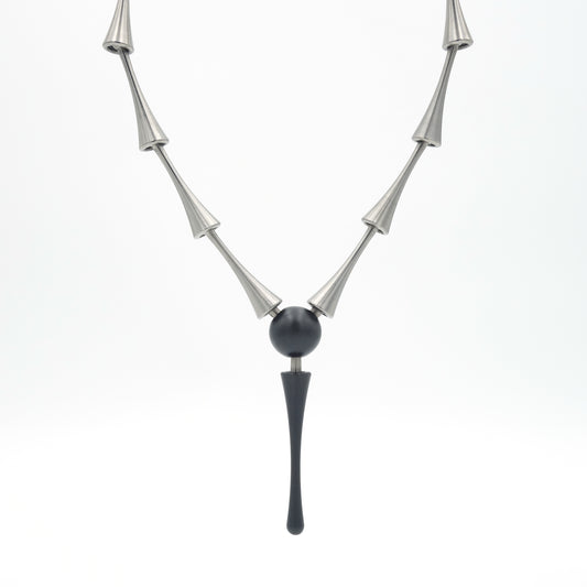 Pioncollier met centrale zirkonium bal en zwart eindstuk – symmetrische uitvoering genaamd Bal-Splitsing.