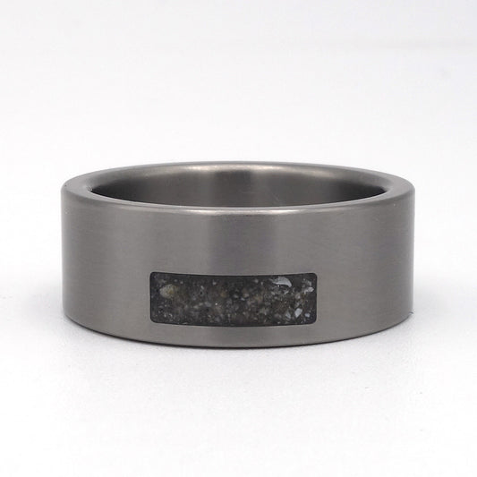 Titanium ring met matte afwerking en rechthoekige askamer gevuld met as in epoxy
