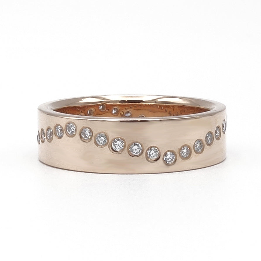 18 karaat roodgouden Nauta Alliance ring met diamanten in een golvende lijn rondom.