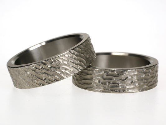 Strand ring van titanium met ribbelstructuur geïnspireerd door zand en zee.