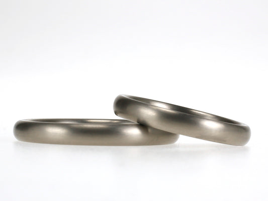 Set titanium trouwringen met bol profiel en matte afwerking, in 3 mm breedte.