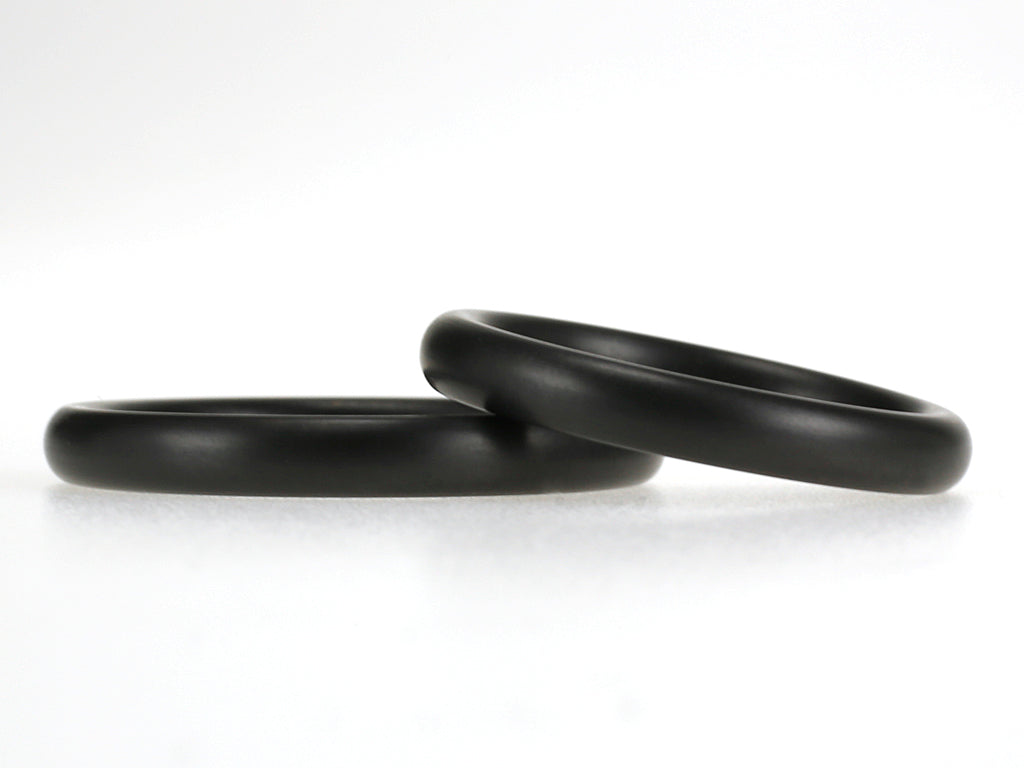 Black Oval smalle trouwring van zwart zirkonium, bol model, 3 mm breed.