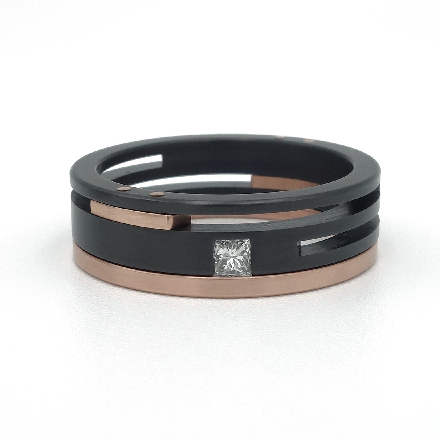 Split level damesring in zirkonium met roodgoud en princess diamant 0.10 ct