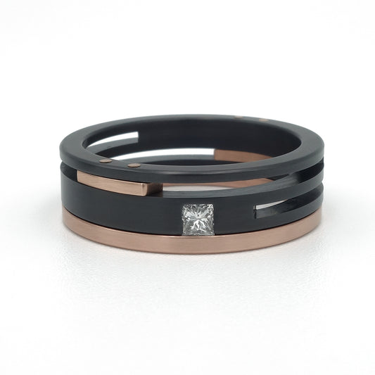 Split level damesring in zirkonium met roodgoud en princess diamant 0.10 ct