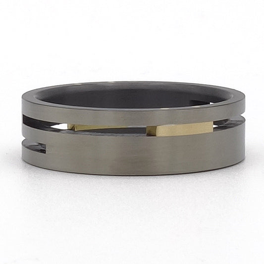 Split-Level ringenset van zirkonium en geelgoud – modern ontwerp met verdiept gouden accent en stijlvol contrast.

