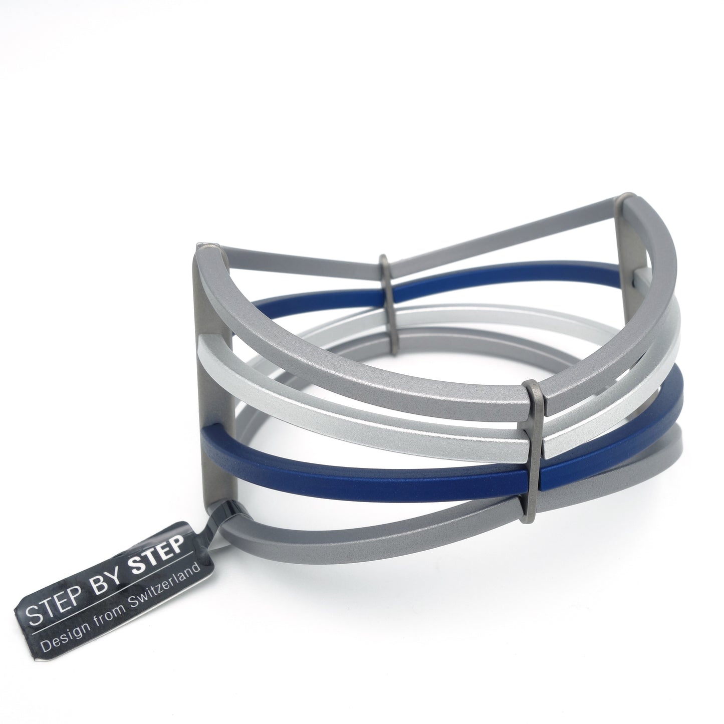 Mat aluminium armband in donkerblauw en grijs – viervoudige Step by Step-armband met elastische pasvorm.