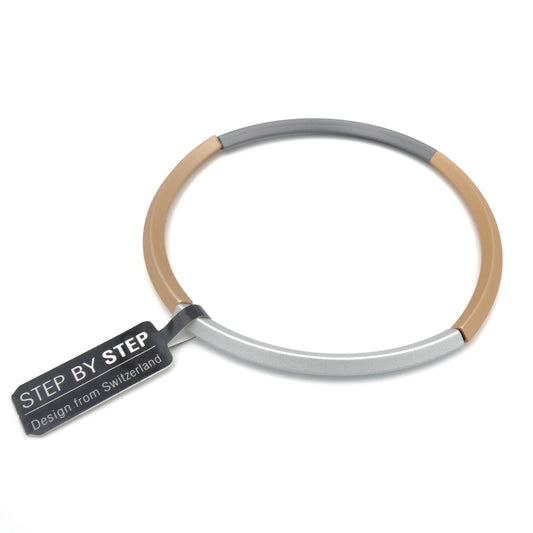 Mat aluminium armband in roségoud, lichtgrijs en donkergrijs – Step by Step Design from Switzerland.