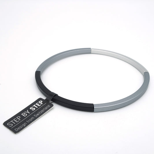 Mat aluminium armband inzwart, lichtgrijs en donkergrijs – Step by Step Design from Switzerland.