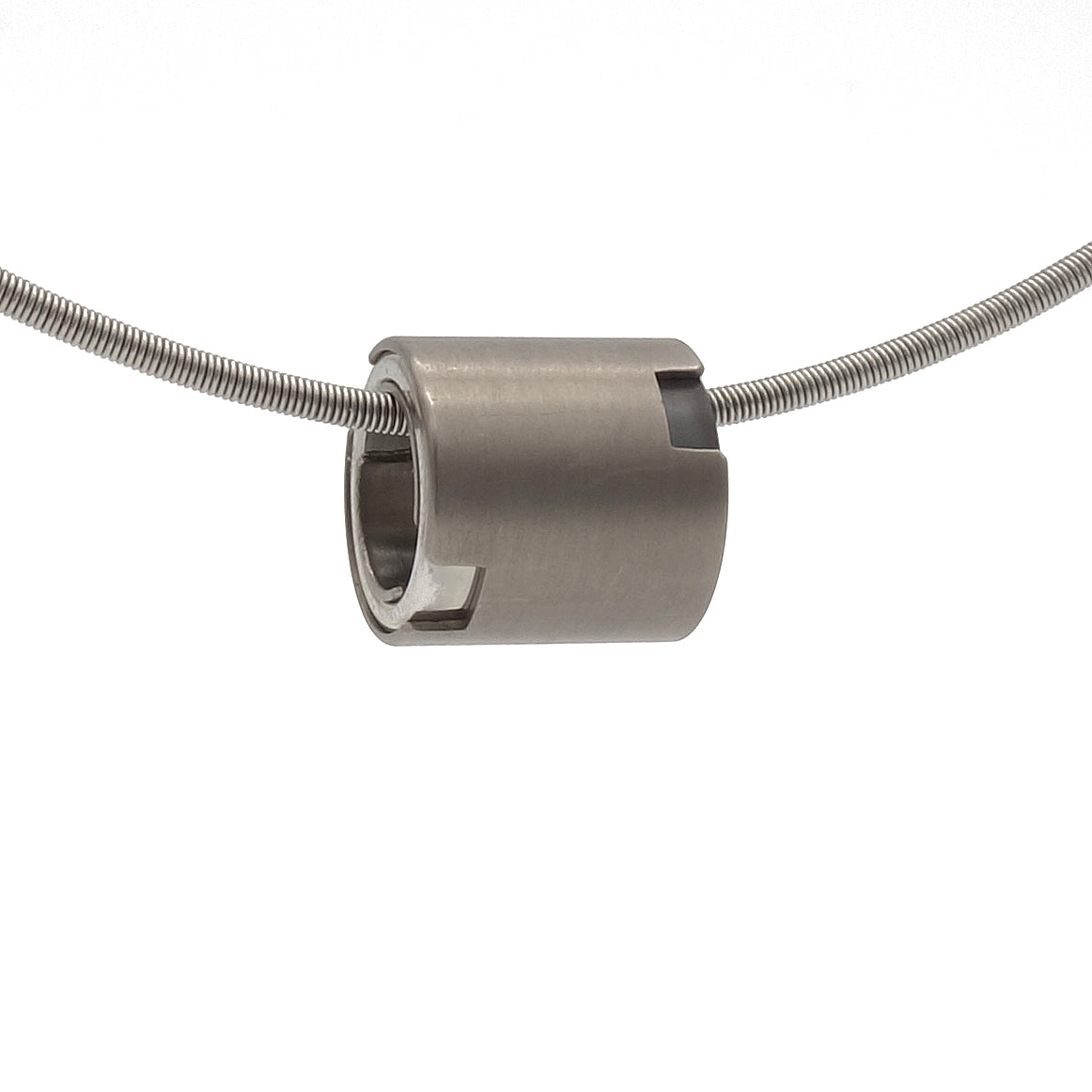 Edo hanger van titanium met details in edelstaal en zwart zirkonium aan spang collier