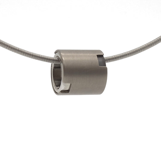 Edo hanger van titanium met details in edelstaal en zwart zirkonium aan spang collier
