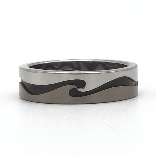 Supergolf ring van titanium, zirkonium en edelstaal met golvend patroon.