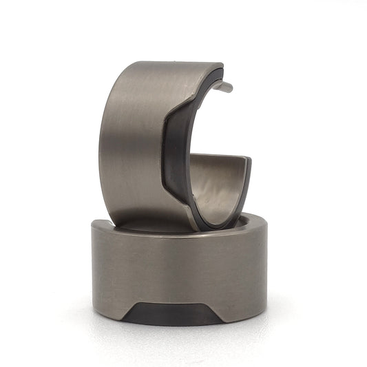 Jippe titanium creolen met zwart accent, 8 mm breed en 16 mm buitenmaat.