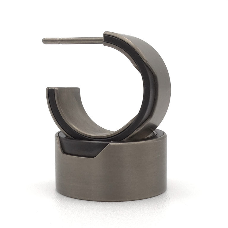 Jippe | Titanium Creolen met Zwart Accent