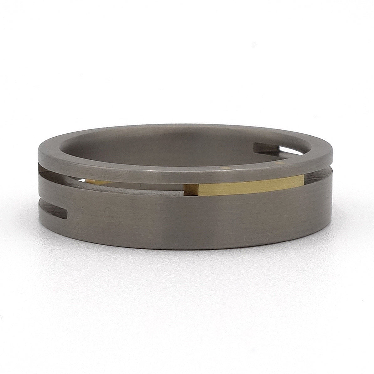 Split-Level ringenset van titanium en geelgoud – strak tweemateriaal ontwerp met verdiept gouden accent.

