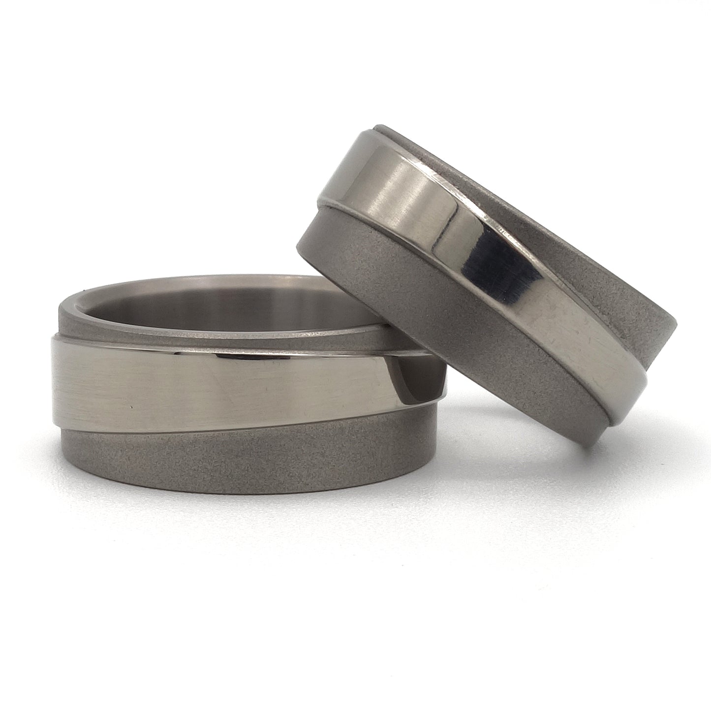 Brontes ringenset van titanium – stoere en minimalistische trouwringen met een technisch en eigentijds karakter.

