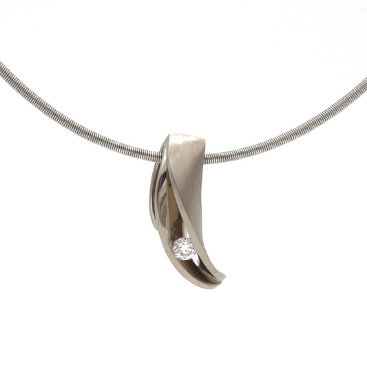 Oniana hanger van 14 karaat witgoud met 0.11 ct diamant aan collier