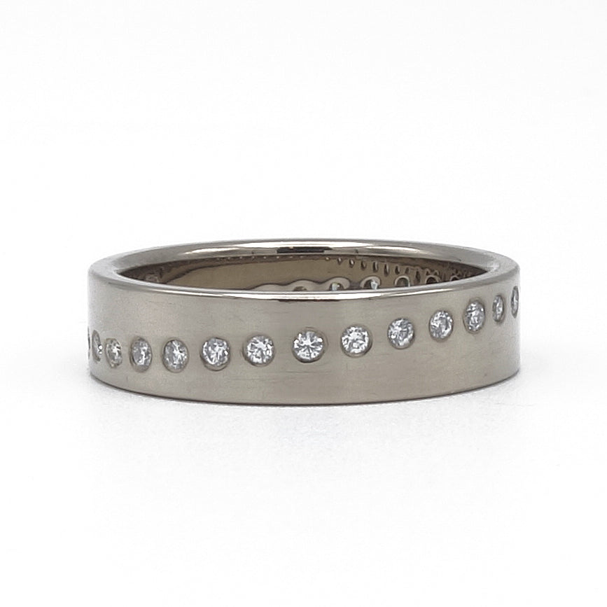 14 karaat palladium-witgouden Diago Alliance ring met diamanten in diagonale lijn rondom.