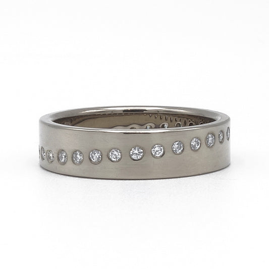 14 karaat palladium-witgouden Diago Alliance ring met diamanten in diagonale lijn rondom.