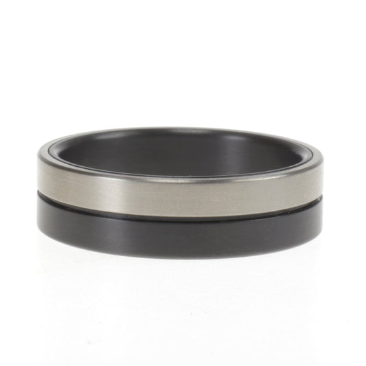 Zwart-witte ring van zirkonium en titanium met een strak, modern ontwerp zonder diamant.
