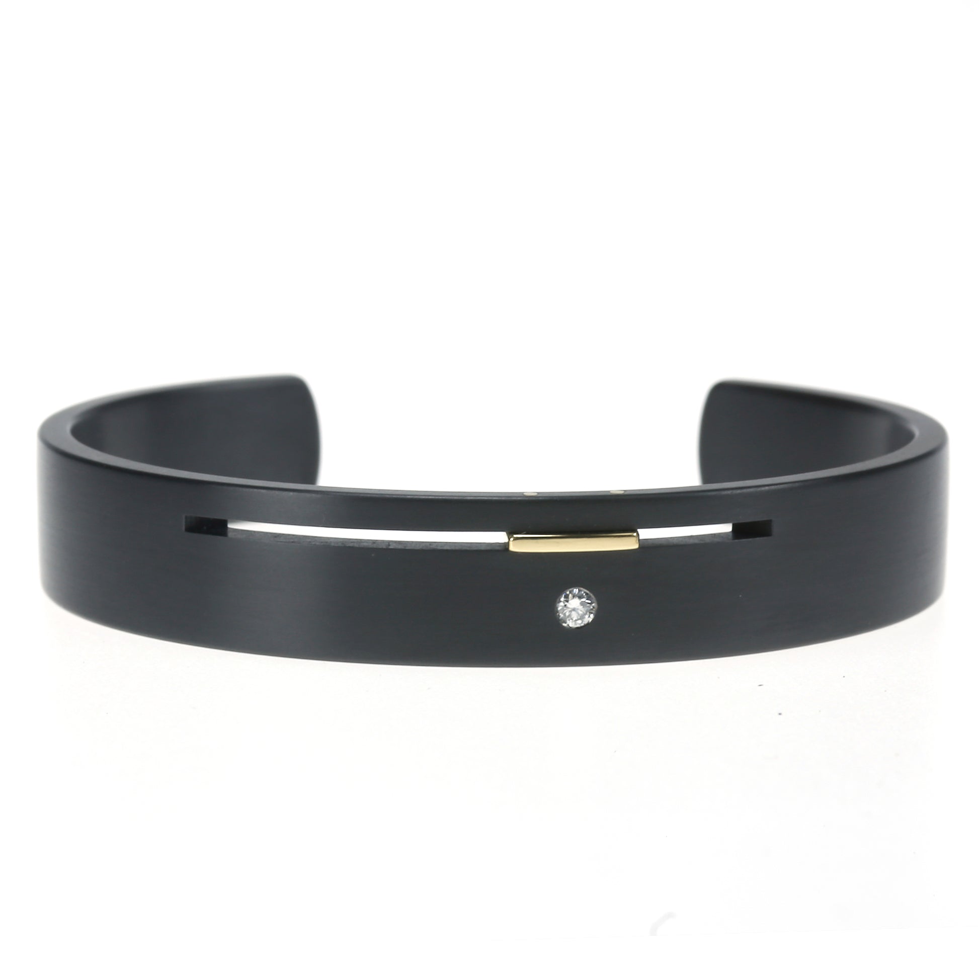 Split-Level armband van zwart zirkonium met geelgouden accent en diamant – moderne, open armband met strak lijnenspel.

