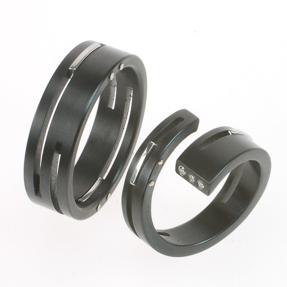 Zwarte Helix Split-Level set van edelstaal en zirkonium – damesring met drie diamanten in modern lijnenspel.

