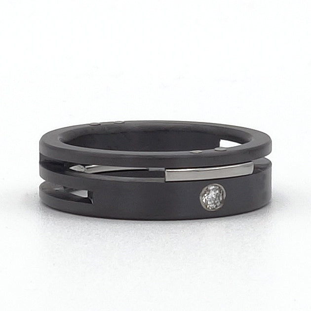 Split-Level ringenset van zirkonium en edelstaal – strak gelaagd ontwerp met diamantaccent in de damesring.

