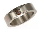 Mooie titanium ring met rode diamant